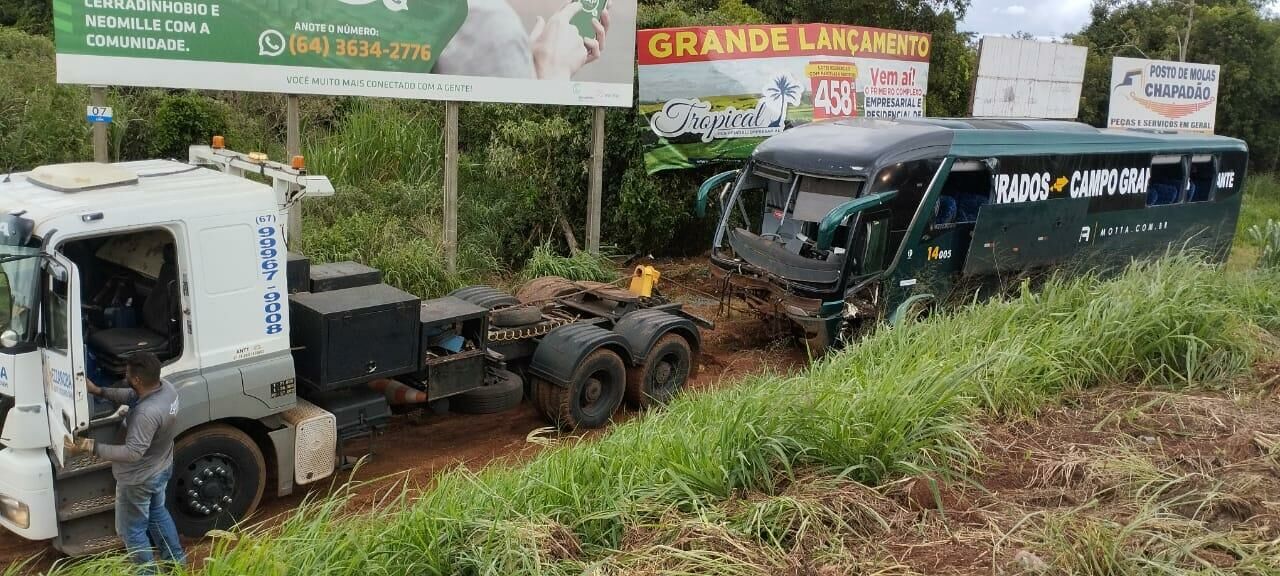 Imagem de compartilhamento para o artigo Ônibus com 50 passageiro cai em barranco no trevo de Chapadão do Céu da MS Todo dia